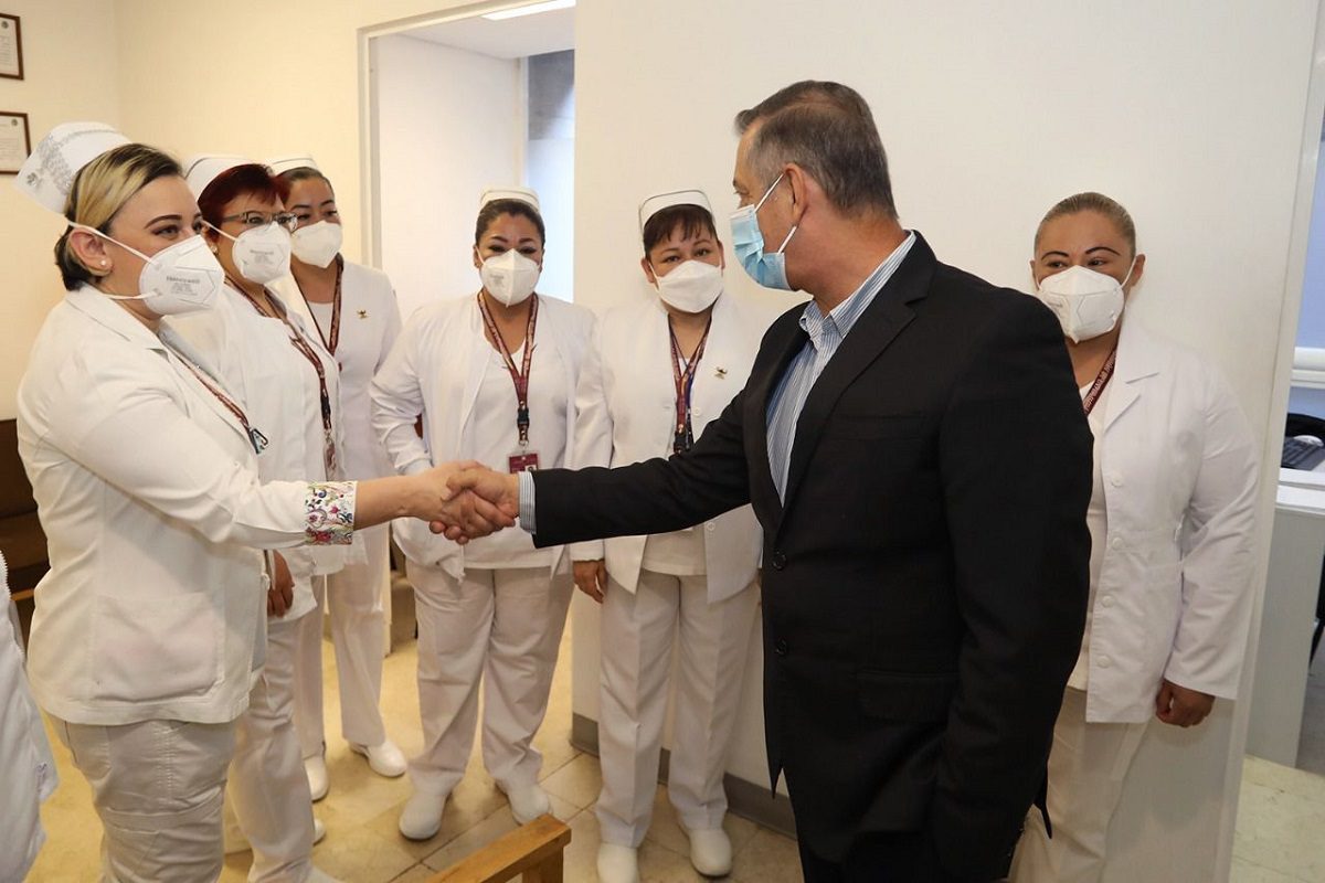 Issste entrega uniformes al personal de base