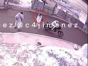 Joven se resiste a asalto y persigue a ladrones en Chimalhuacán #VIDEO