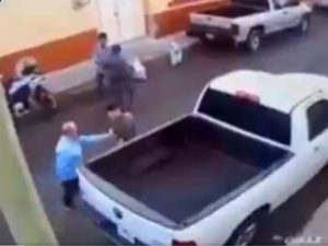 Ladrones en Jalisco matan a joven por no soltar su mochila #VIDEO