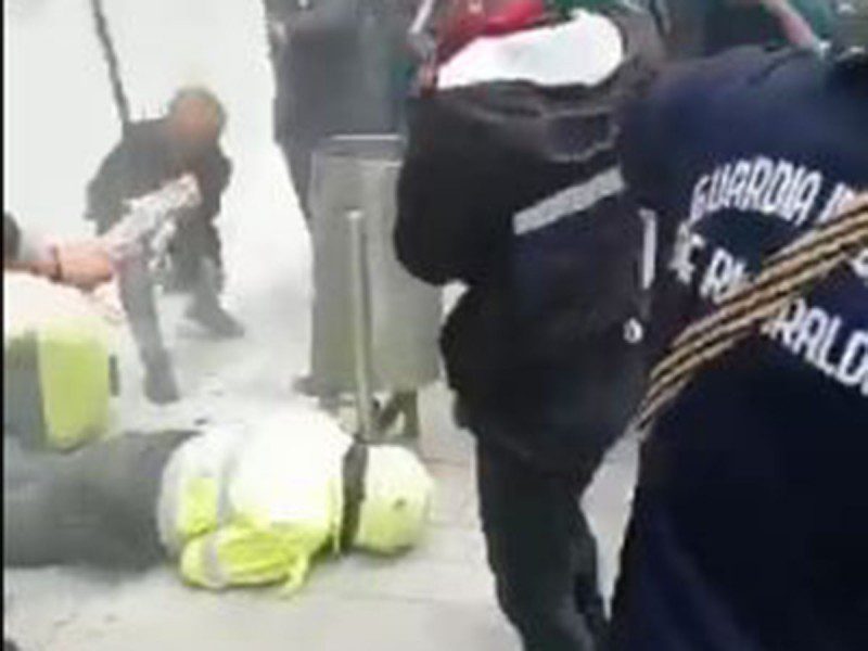 Manifestantes en Bogotá dan brutales golpizas a los policías