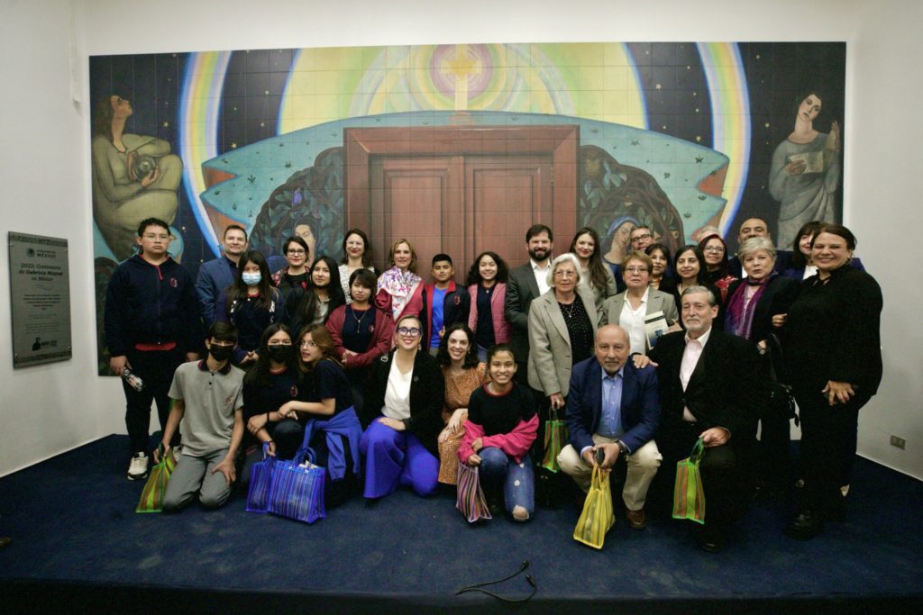 México entrega a Chile mural en honor a Gabriela Mistral