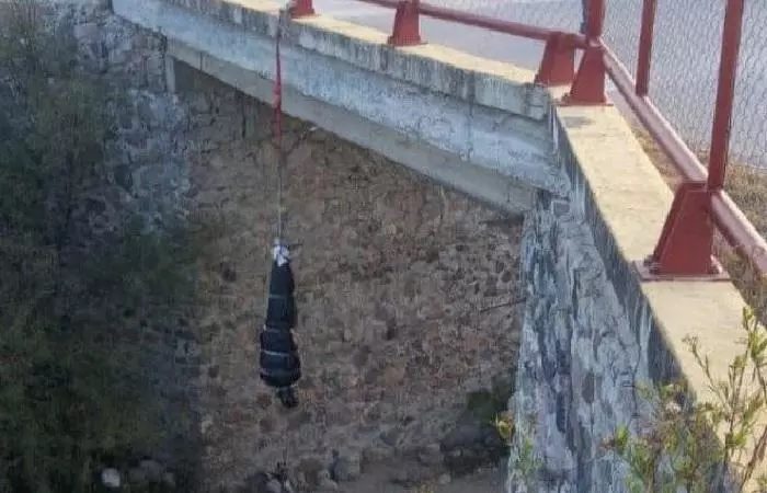 Muñeco 'embolsado' colgando de puente en Hidalgo moviliza a la policía
