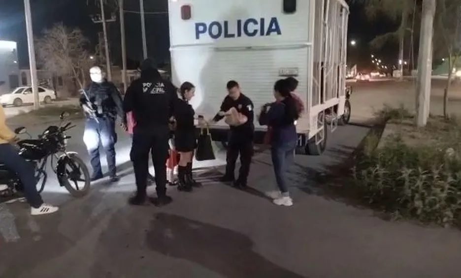 Policías de Torreón reparten dulces en Halloween