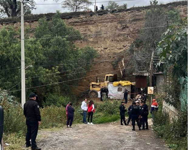 Retroexcavadora cae desde una altura de 15 metros en Edomex