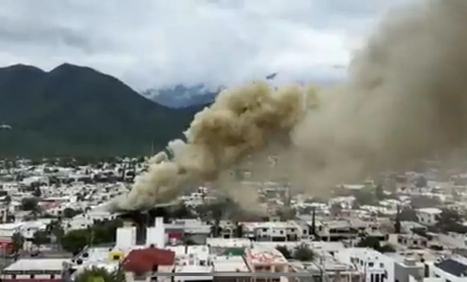 Se incendia comercio en la colonia Las Brisas en Monterrey