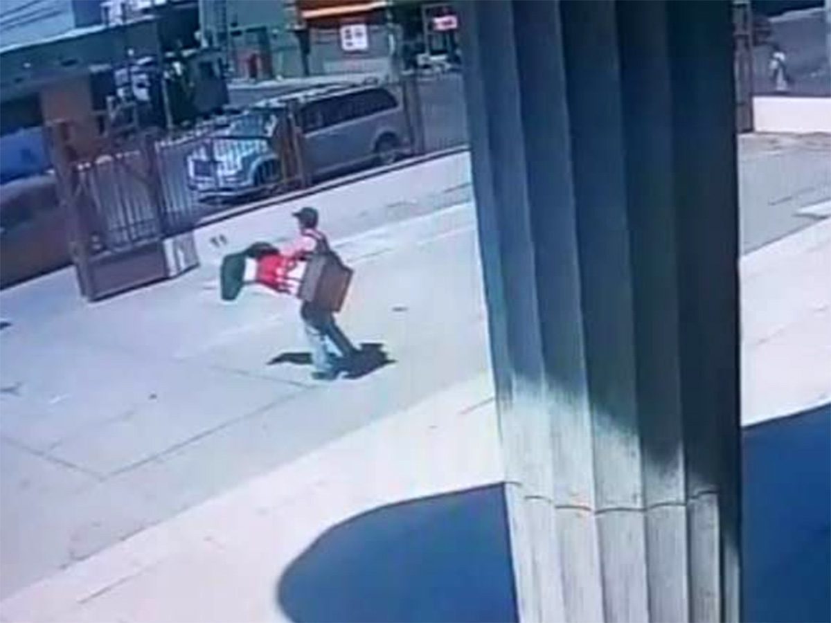 Sujeto se roba estatua religiosa de una iglesia