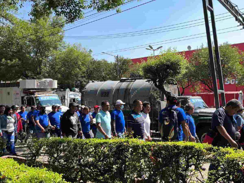 Trabajadores de limpia en la CDMX cierran circulación en Municipio Libre