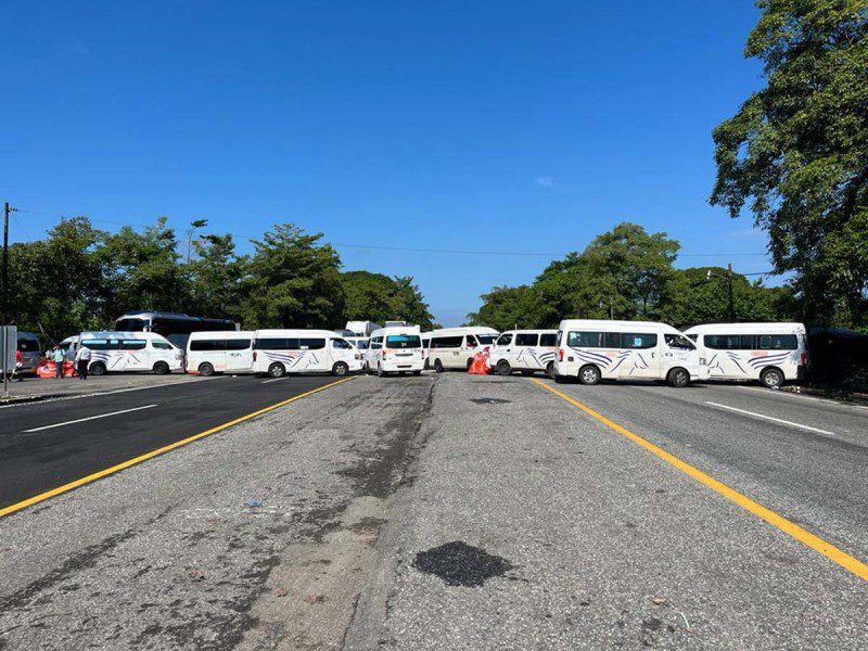 Transportistas bloquean avenidas de Chiapas