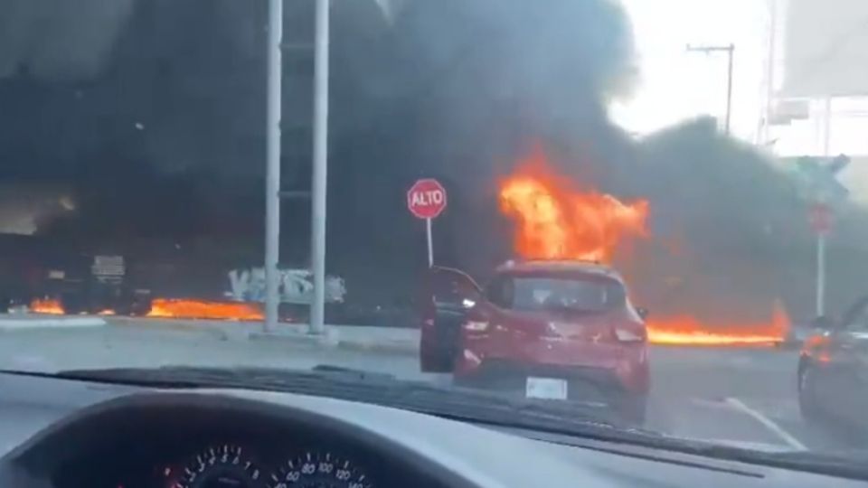 Tren se impacta con pipa y provoca fuerte explosión en Aguascalientes