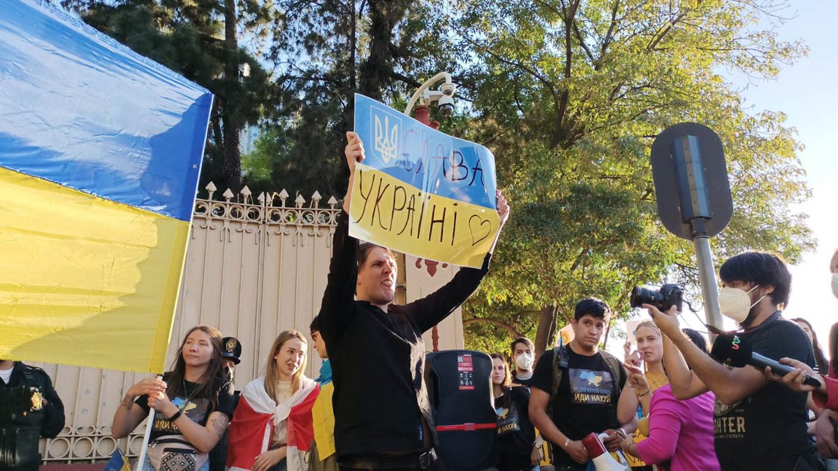 Ucranianos protestan en la embajada de Rusia en México