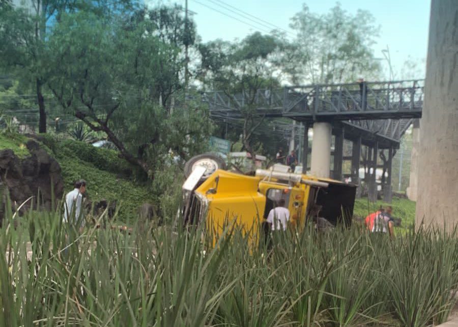 Volcadura de tráiler en carriles centrales de Periférico Sur