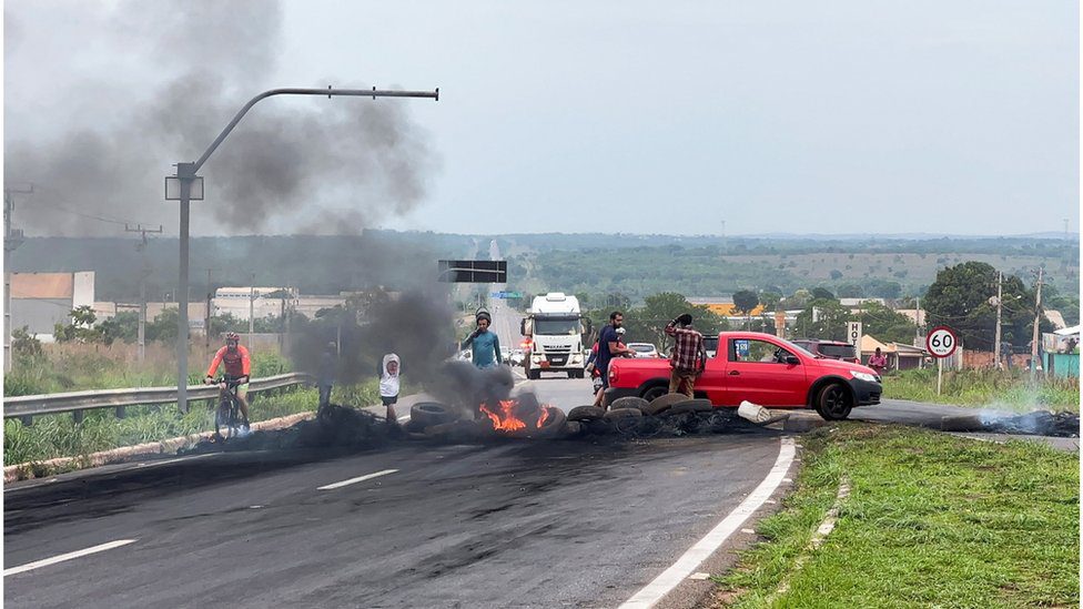 Camioneros bloquean carreteras en 26 estados de Brasil tras elecciones presidenciales