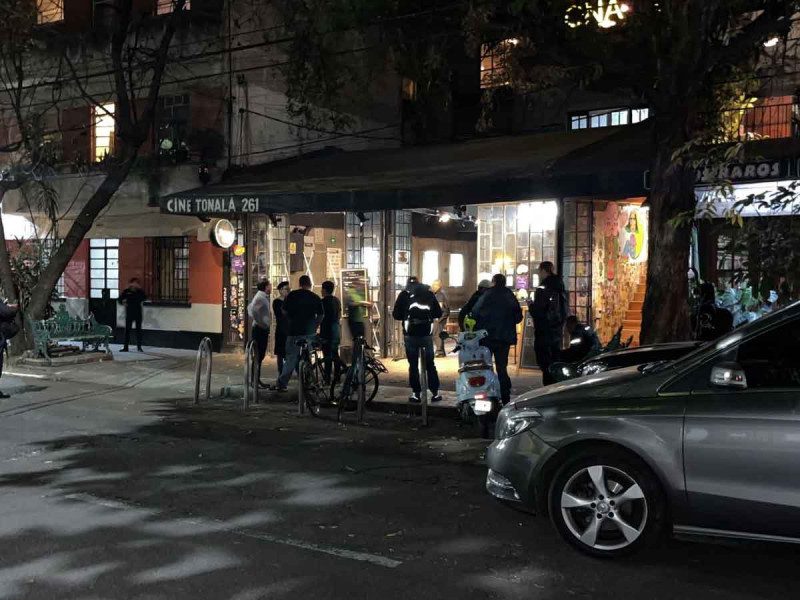 Hombres armados asaltan a comensales en el Cine Tonalá