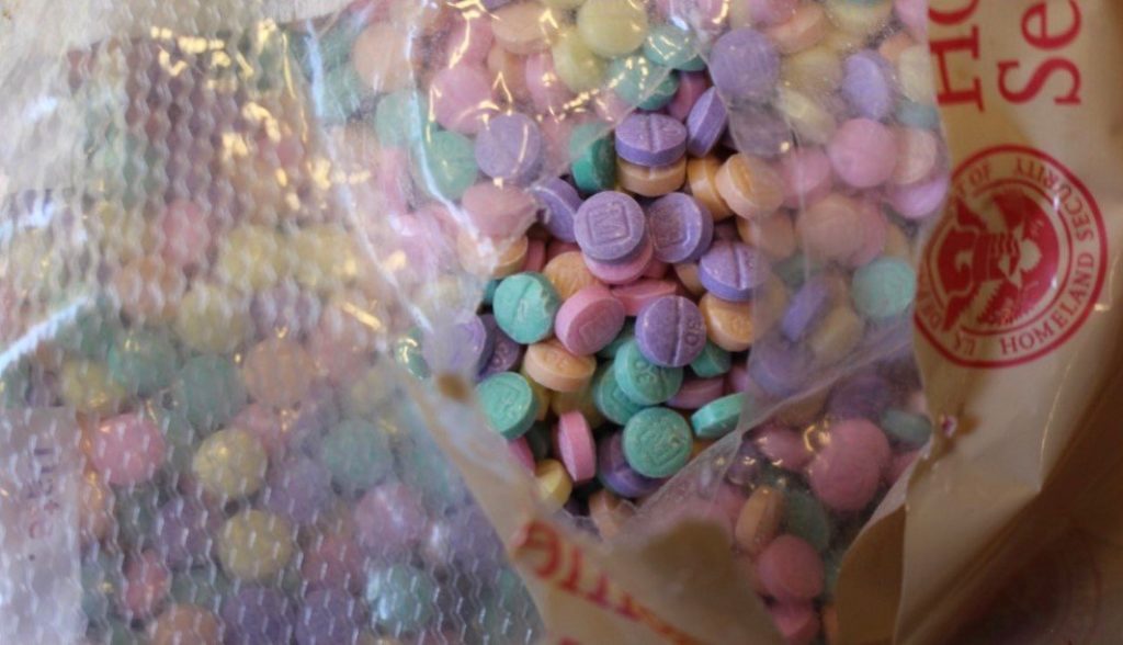 Alertan por presencia de fentanilo arcoíris en dulces de Halloween en Sonora