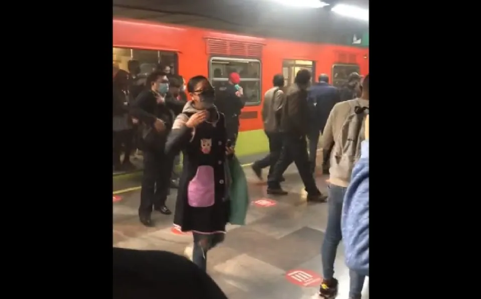 Desalojan tren de Línea 8 del Metro CDMX por presencia de humo #VIDEO