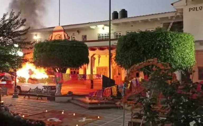 Habitantes en Michoacán queman camionetas frente a palacio municipal por falta de agua