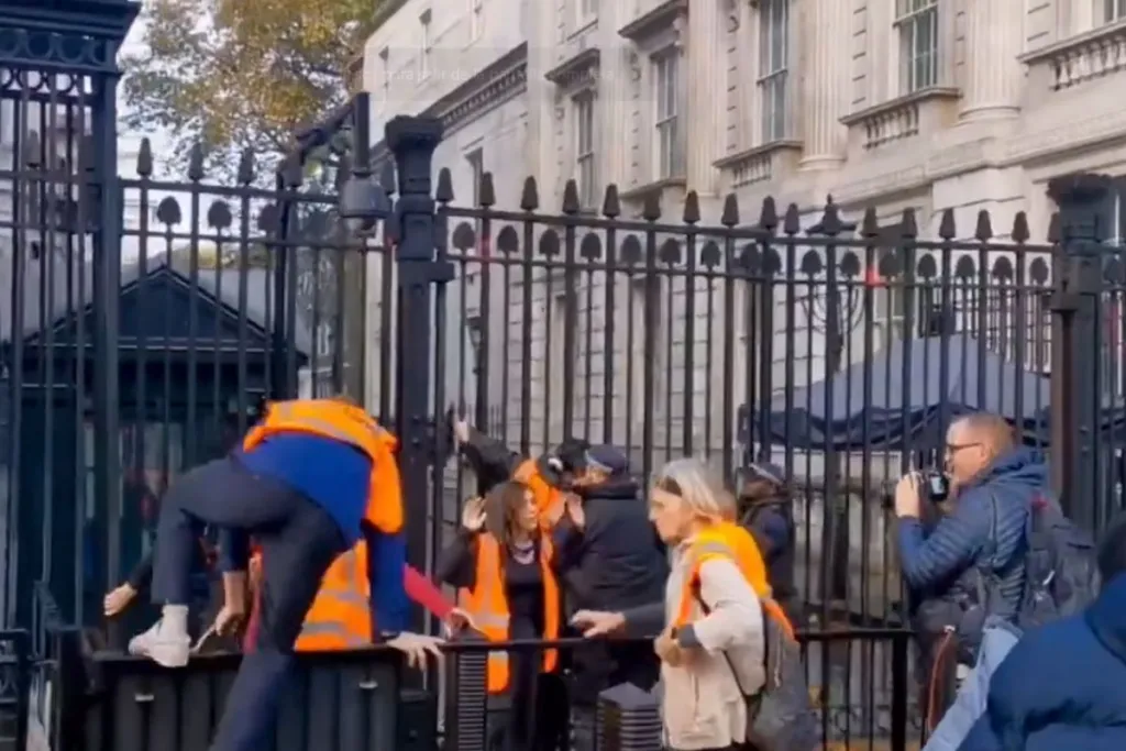 ¿Otra vez? Activistas intentan escalar las rejas de Downing Street