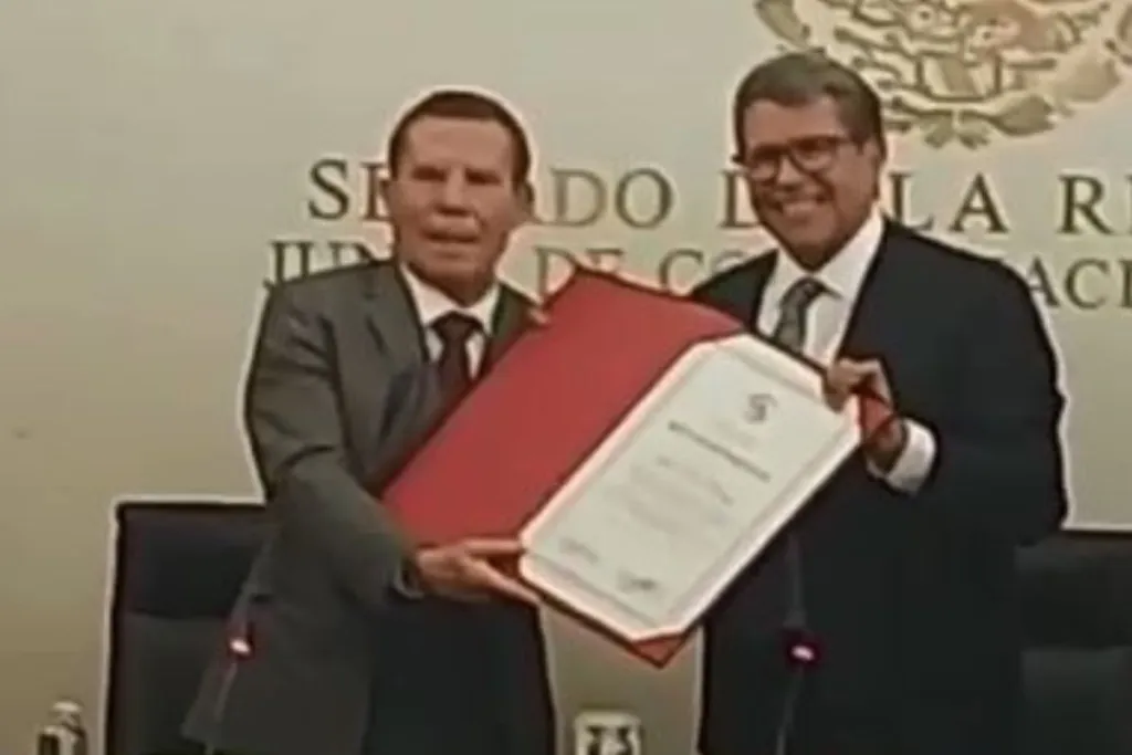 Julio César Chávez recibe reconocimiento por su trayectoria en el Senado