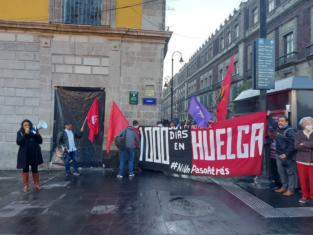 Frente a Palacio Nacional, trabajadores de Notimex piden intervención de AMLO en huelga