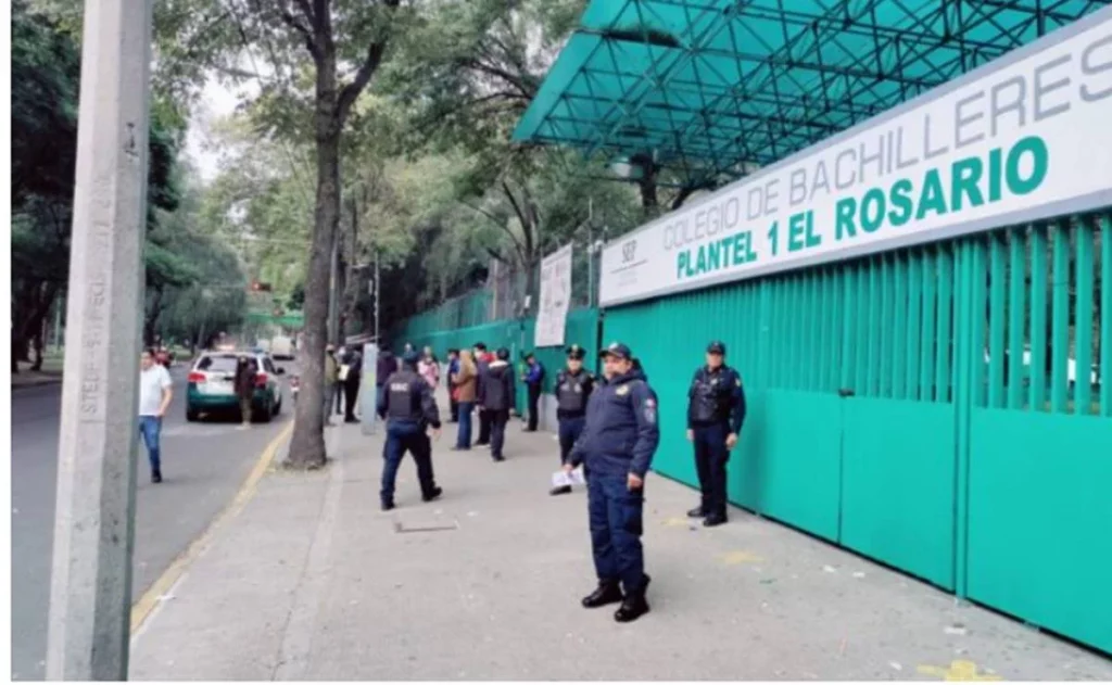 Suspenden clases en Bachilleres de Azcapotzalco tras agresión a maestras #VIDEO