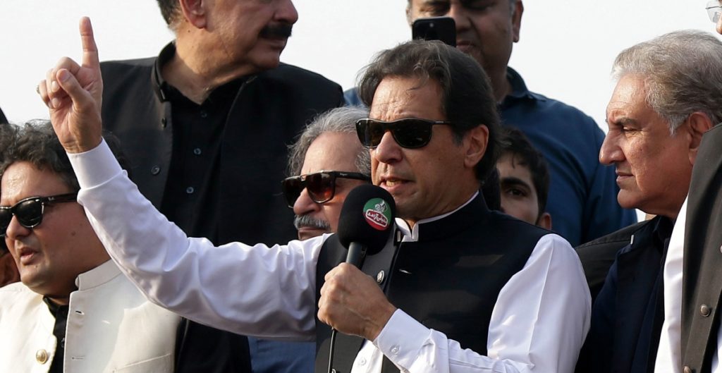 Balean al exprimer ministro paquistaní Imran Jan durante una protesta