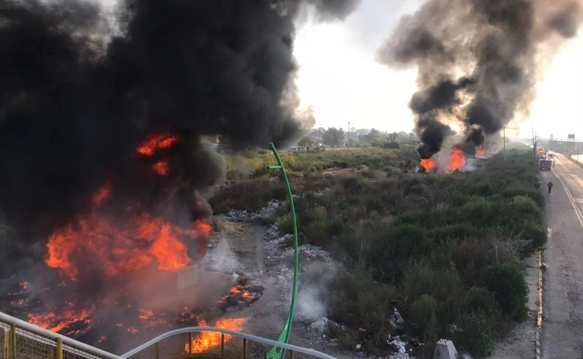 Se incendian respiraderos de ducto de Pemex en colonia Chamizal, en Ecatepec