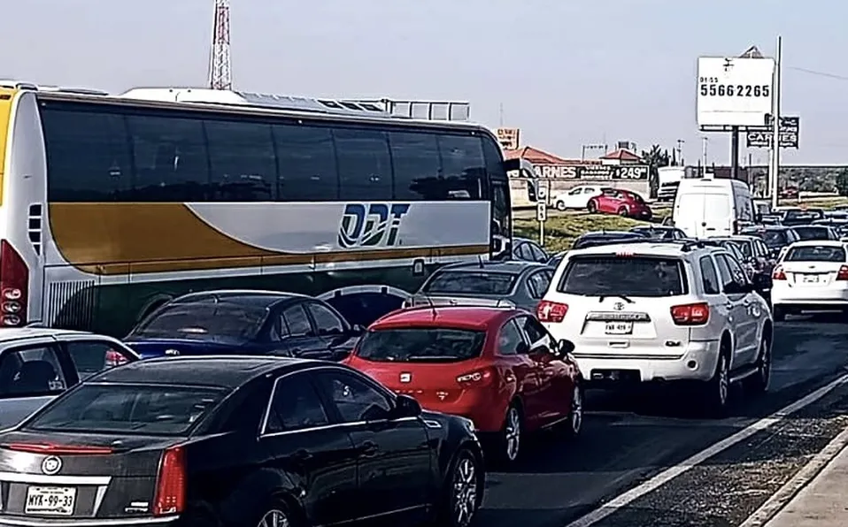 Manifestantes bloquean circulación en la carretera México-Pachuca