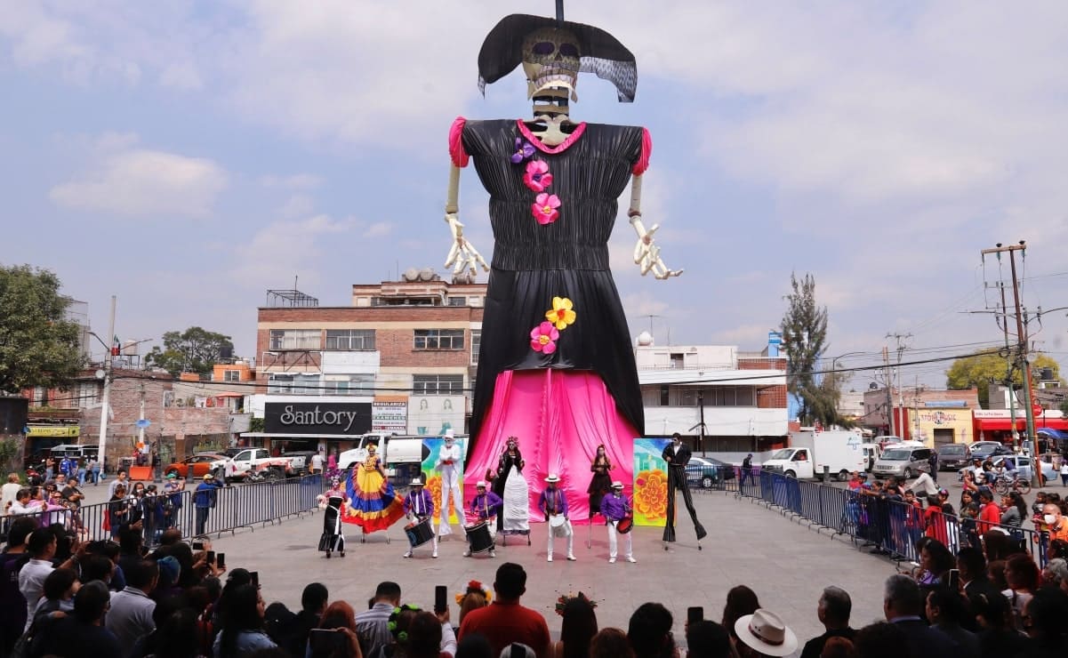 Instalan Catrina Monumental de 28 metros de altura en Iztapalapa