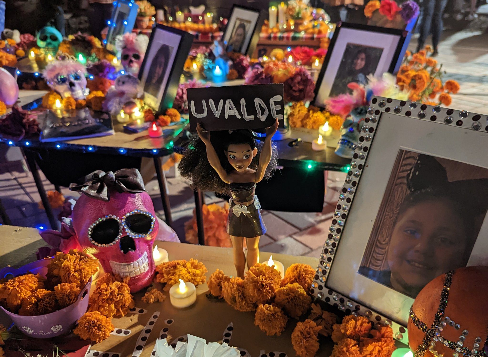 Familiares de menores víctimas del tiroteo en Uvalde colocan ofrenda