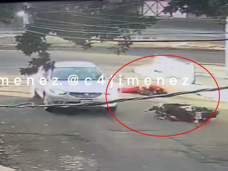 Conductor arrolla a motociclista y huye en calles de CDMX #VIDEO