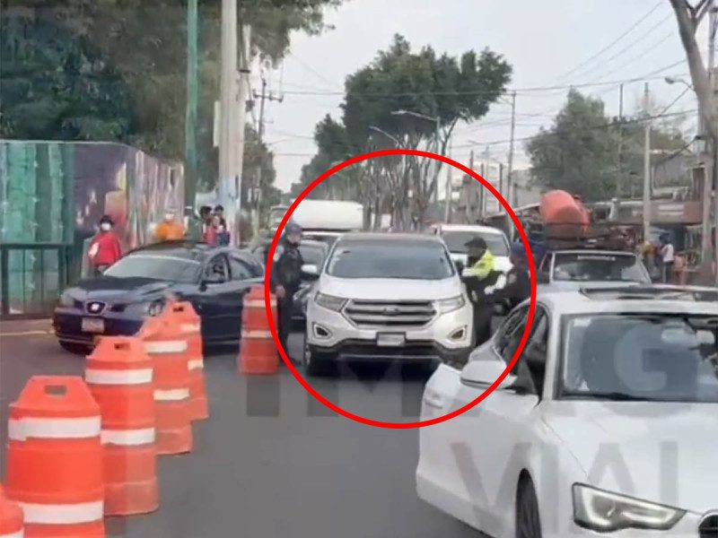 Conductor avienta auto contra policías en panteón de Iztapalapa #VIDEO
