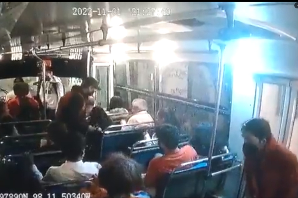 Exhiben asalto a pasajeros de microbús en Puebla #VIDEO
