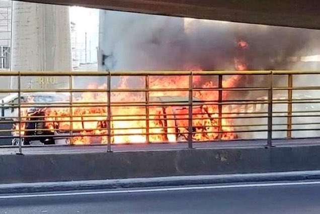 Camioneta que transportaba solventes se incendia sobre Periférico #VIDEOS