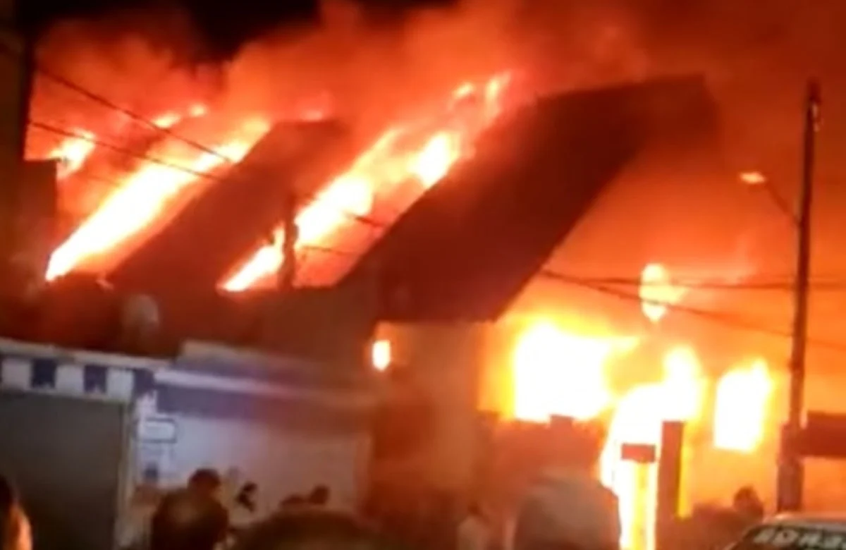 Incendio consume por entero la iglesia de Santa Maria Tulpetlac, en Ecatepec #VIDEO