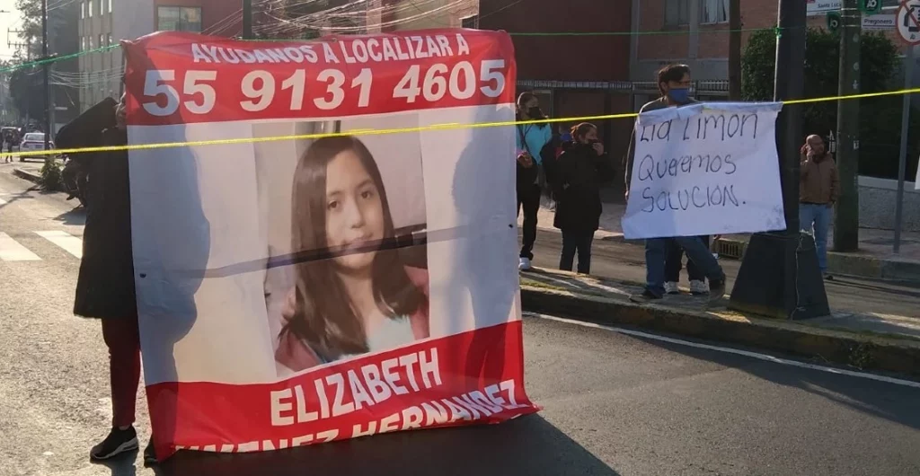 Familiares protestan por la desaparición de Elizabeth tras tomar un transporte escolar