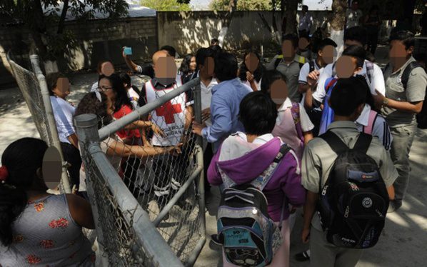 15 alumnos de una secundaria en Puebla se desmayan durante ceremonia