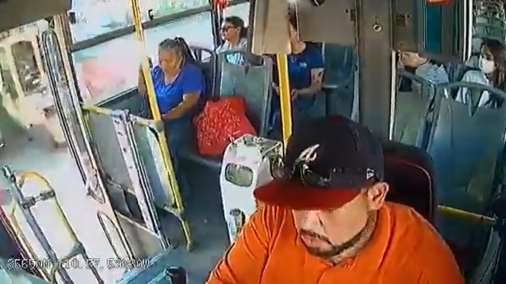 Chofer de transporte público se queda dormido y arrolla a un hombre, en Hermosillo #VIDEO