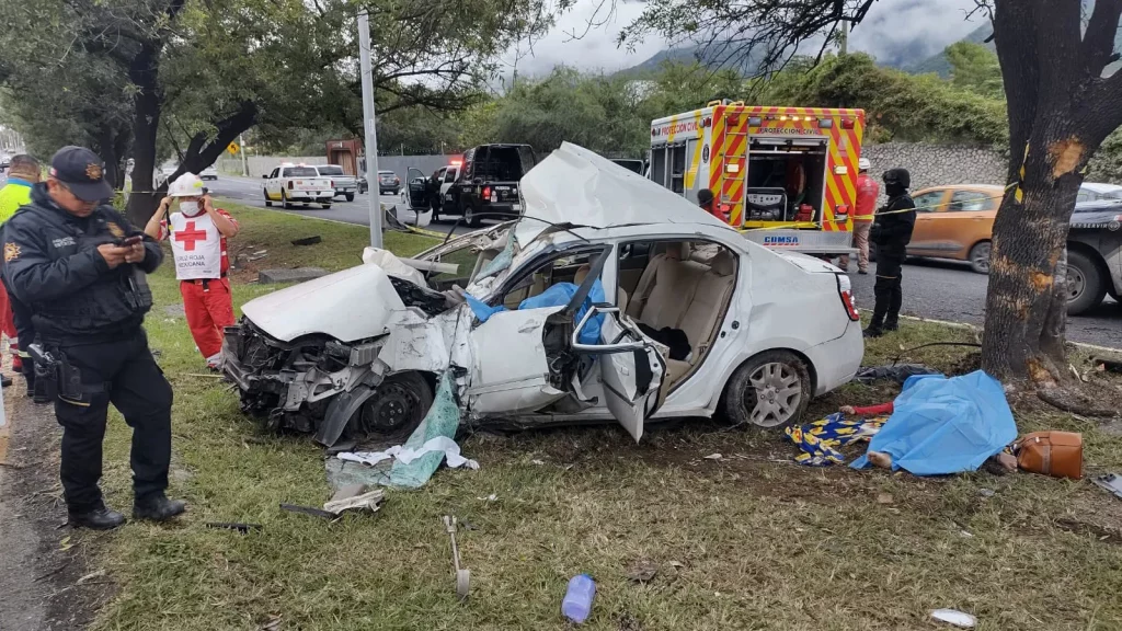 Accidente en Carretera Nacional de Monterrey deja tres muertos
