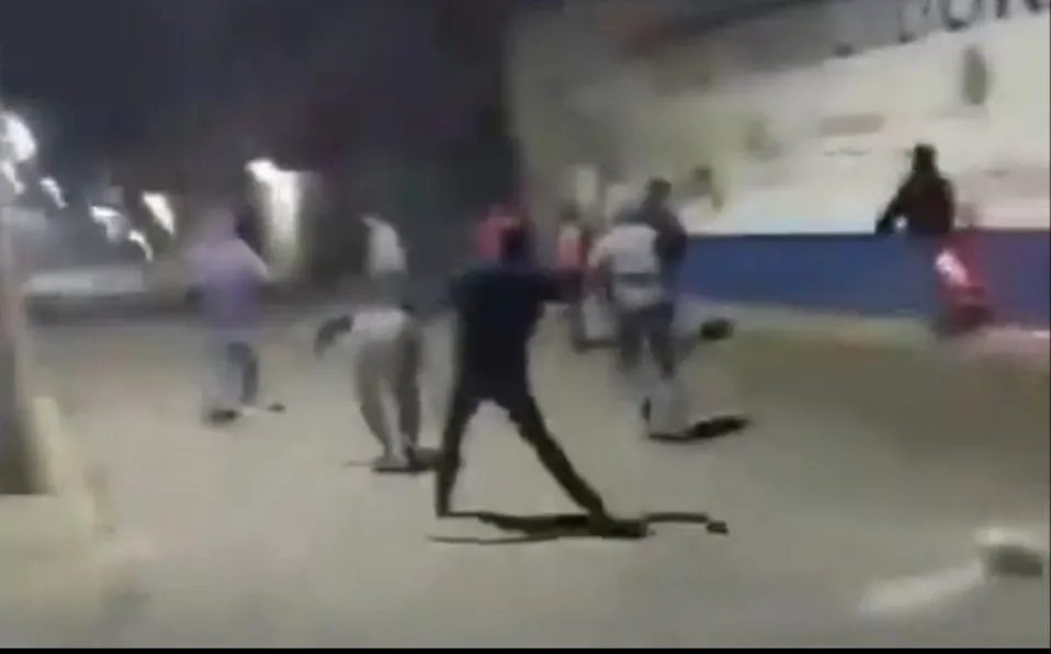 Vecinos agreden a policías con pirotecnia en San Pedro Cholula, Puebla #VIDEO