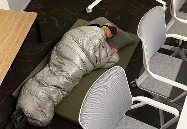 Preocupa foto de empleada durmiendo en el suelo de oficinas de Twitter