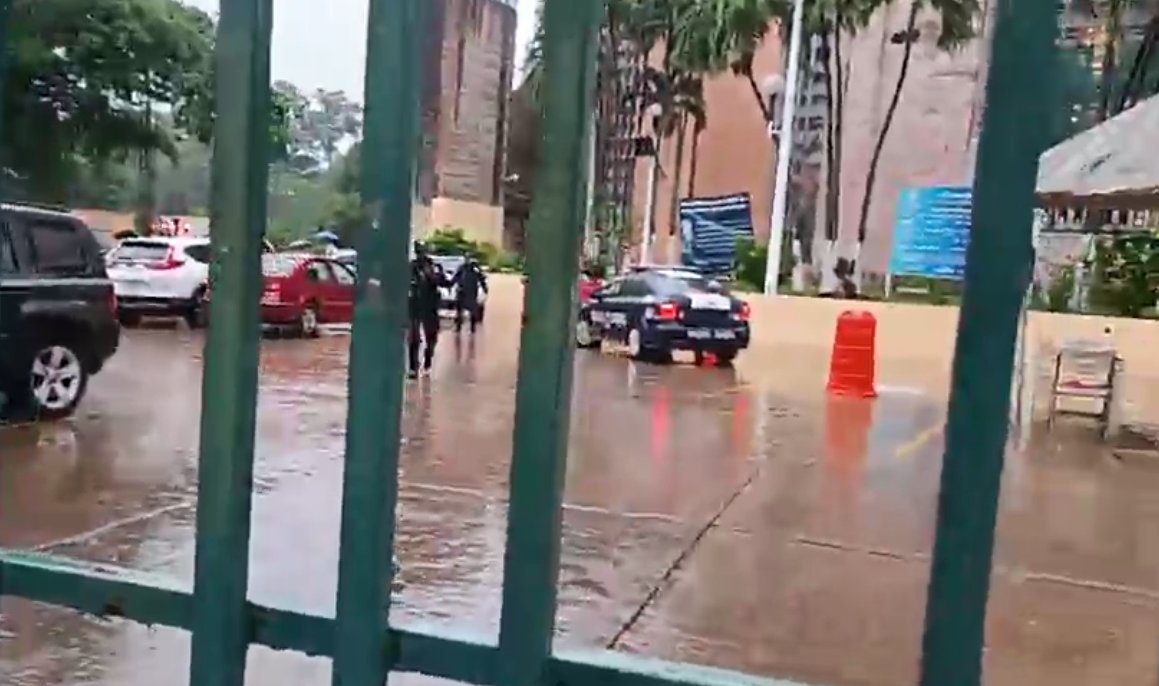 Bajo la lluvia, abandonan a bebé en una capilla de Villahermosa, Tabasco