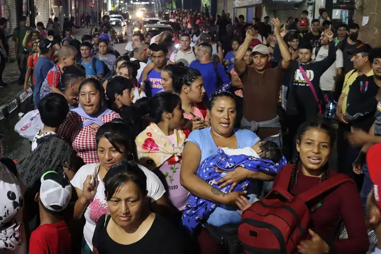Caravana migrante de venezolanos parte de Tapachula rumbo a EEUU