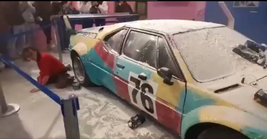 ¿Otra vez? Activistas cubren con harina una obra de Andy Warhol #VIDEO