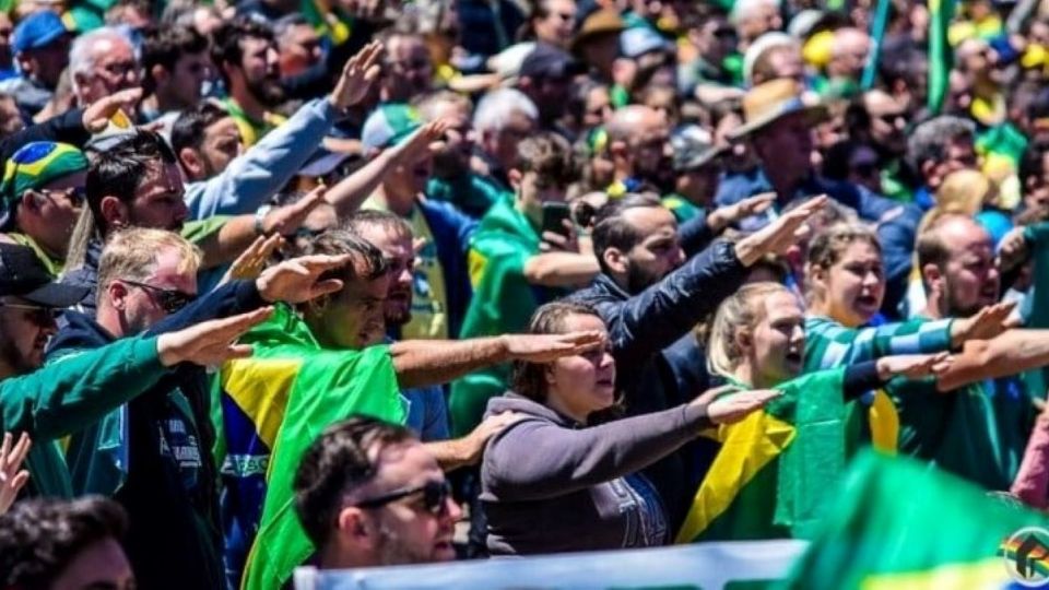Bolsonaristas entonan el himno nacional de Brasil con saludo nazi