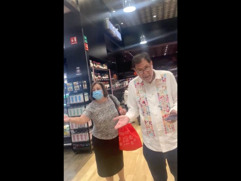 “¿Y qué tiene, qué tiene?": Increpan a Fernández Noroña por comprar en City Market #VIDEO