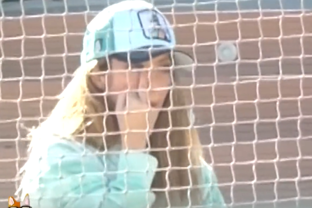 Captan a Shakira supuestamente haciendo seña obscena frente a Piqué #VIDEO