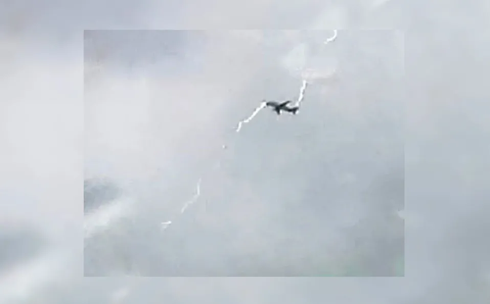 Rayo impacta a uno de los aviones más grandes del mundo en pleno vuelo #VIDEO