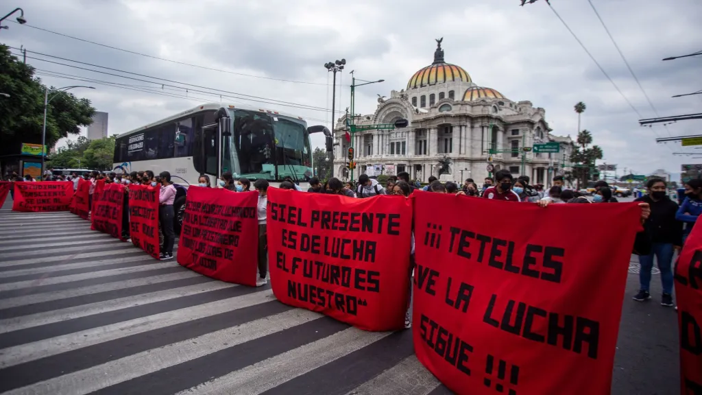 Tras 12 horas, retiran bloqueo de normalistas sobre Eje Central