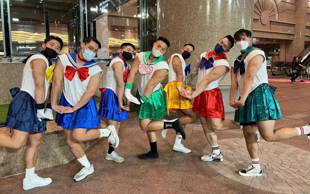 Fisicoculturistas disfrazados de ‘Sailor Moon’ se enfrentan a borracho acosador #VIDEO
