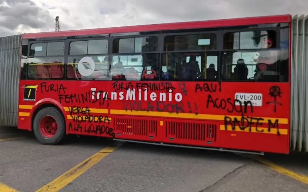 Caso de abuso sexual en transporte público desata ola de protestas en Colombia